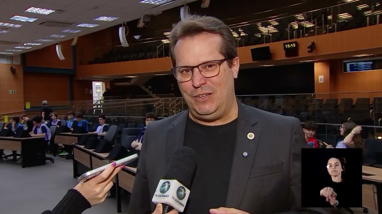 Vereador Nick Schneider conversa com estudantes do Colégio Adventista no plenário da Câmara Municipal de Campinas, TV Câmara Campinas